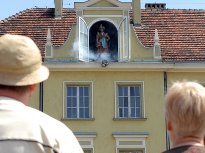 Twardowski w oknie na StarymRynku w Bydgoszczy