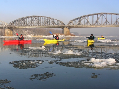 Kajakiem na Wiśle rzeka Wisła spływ kajakowy zima Toruń