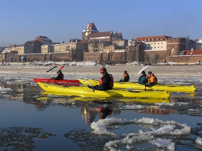 Kajakiem na Wiśle rzeka Wisła spływ kajakowy zima Toruń