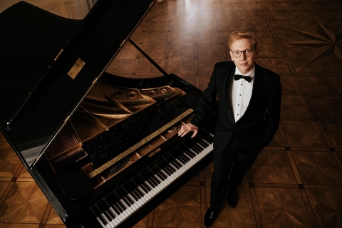 Galeria dla Wakacje z Chopinem: Piotr Nowak – fortepian