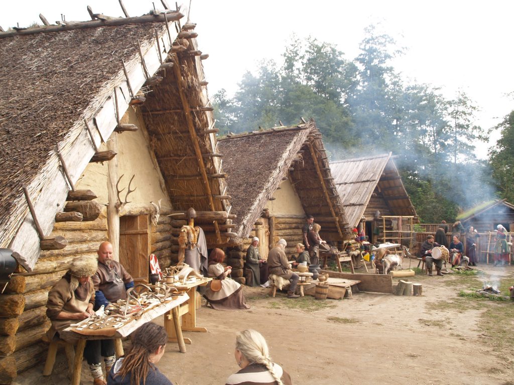 Biskupin, Wioska piastowska