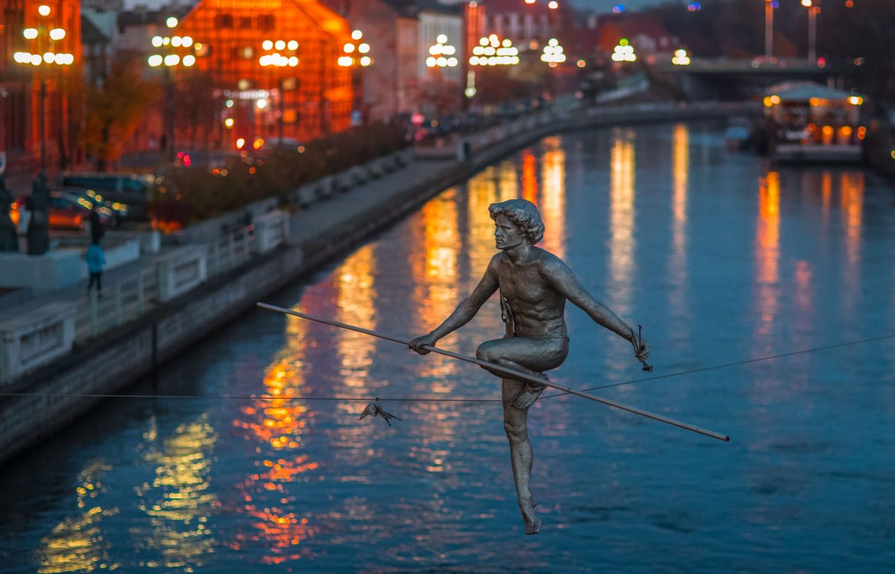 Ilustracja do wpisu: Przechodzący przez Rzekę