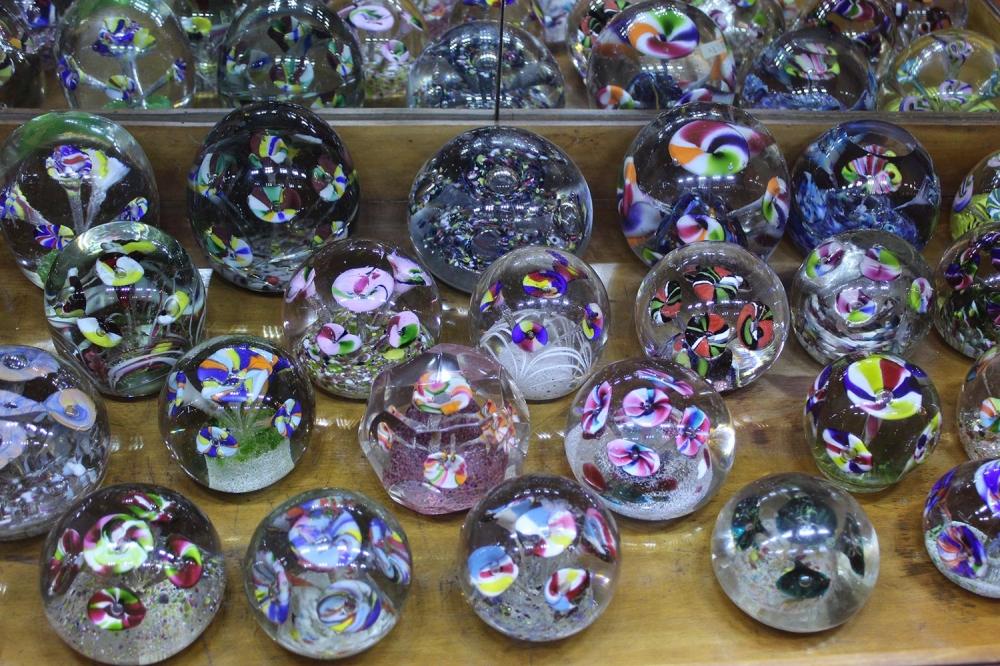 Ilustracja do wpisu: Wystawa „Widoki miast i szklane przyciski