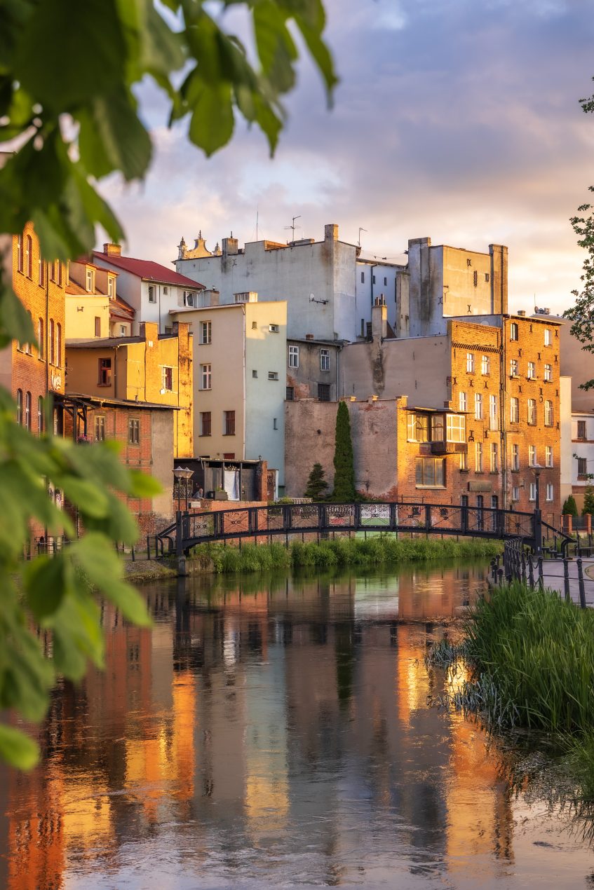 XIX-wieczne budynki Wenecji Bydgoskiej odbijające się w tafli wody. 