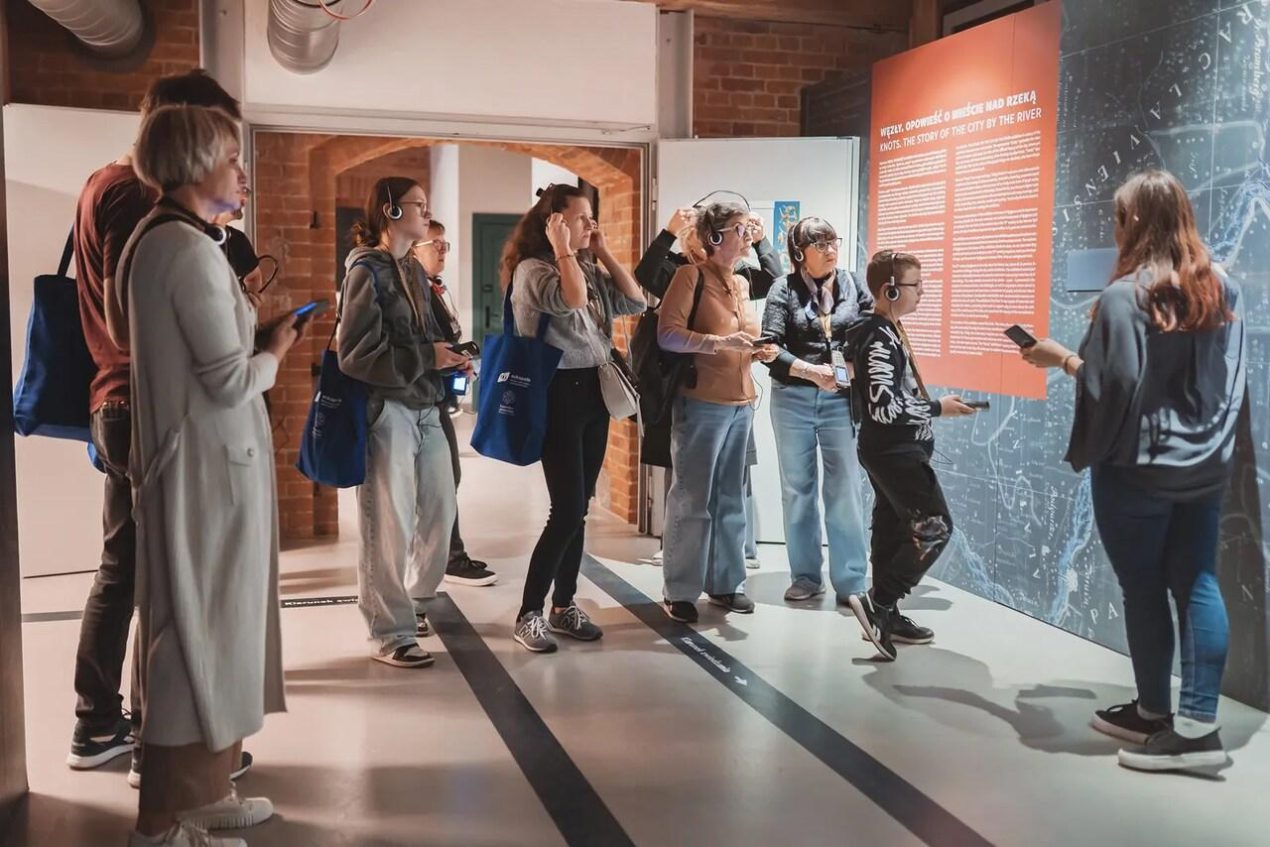 Ilustracja artykułu: „Węzły. Opowieść o mieście nad rzeką”