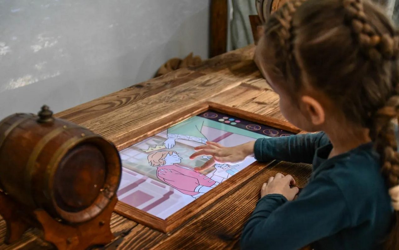 Ilustracja artykułu: Zwiedzanie wystawy multimedialnej Wahadło Czasu